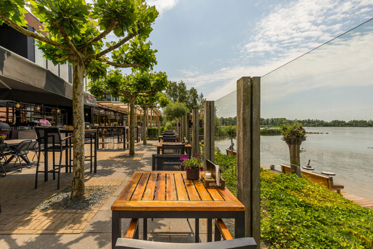 Terras aan het water